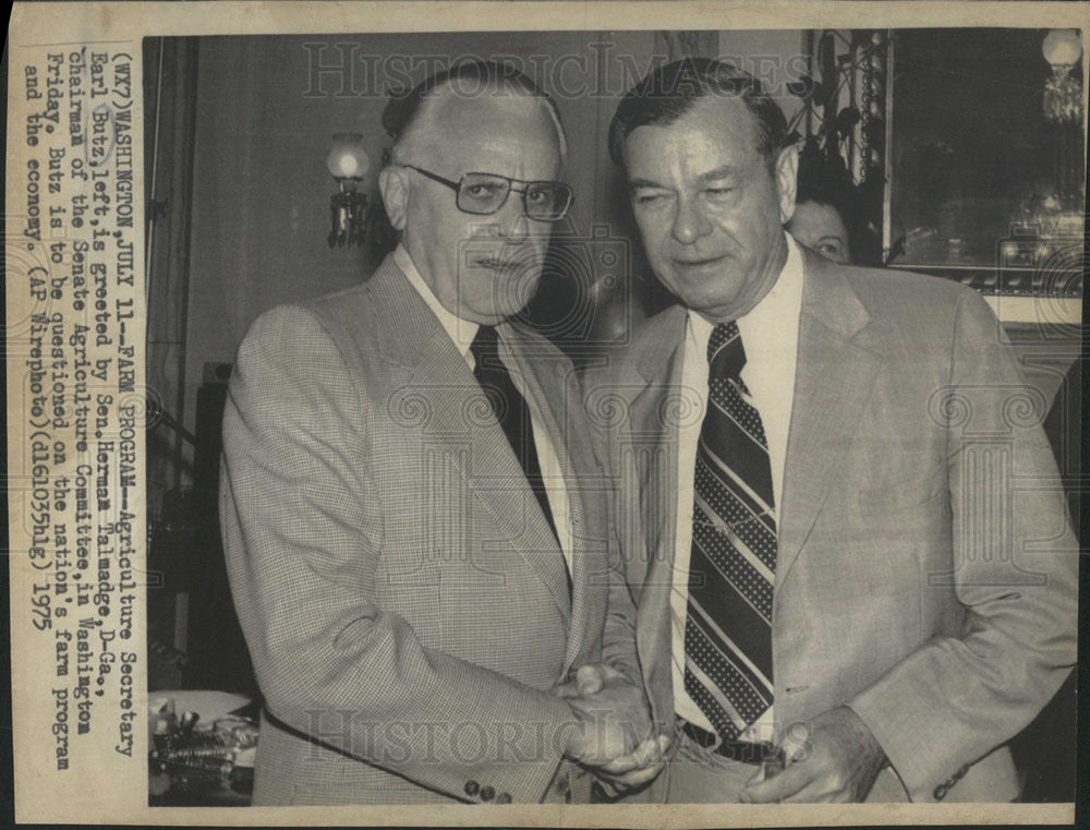 1975 Press Photo Agricultural Sec. Earl Butz is greeted by Sen. Herman Talmadge - Historic Images