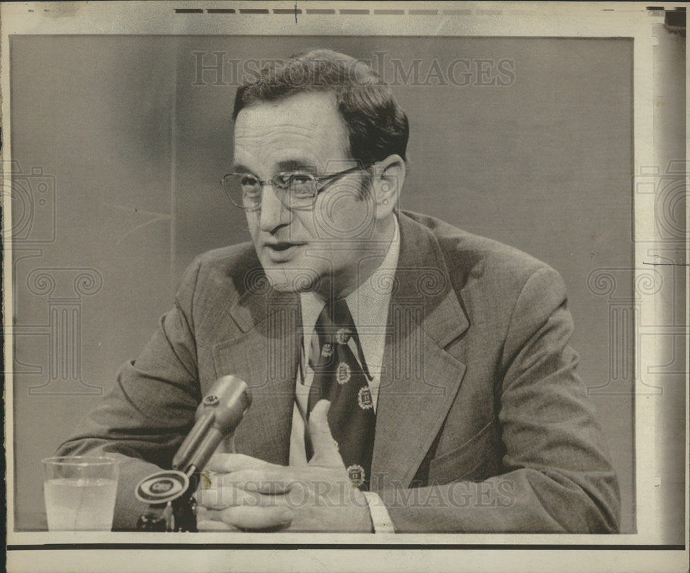 1974 Press Photo Buzhardt Talks With Newsmen Prior To Appearance On Face Nation - Historic Images