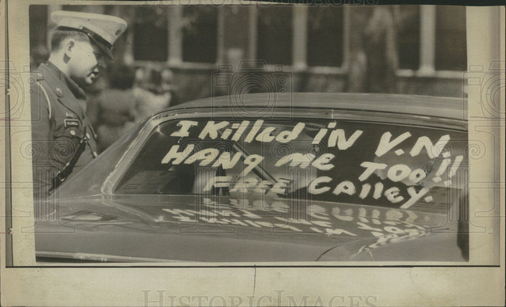 1971 Press Photo Window Of Car Is Paint With Sign Calling Release Of Calley Jr - Historic Images