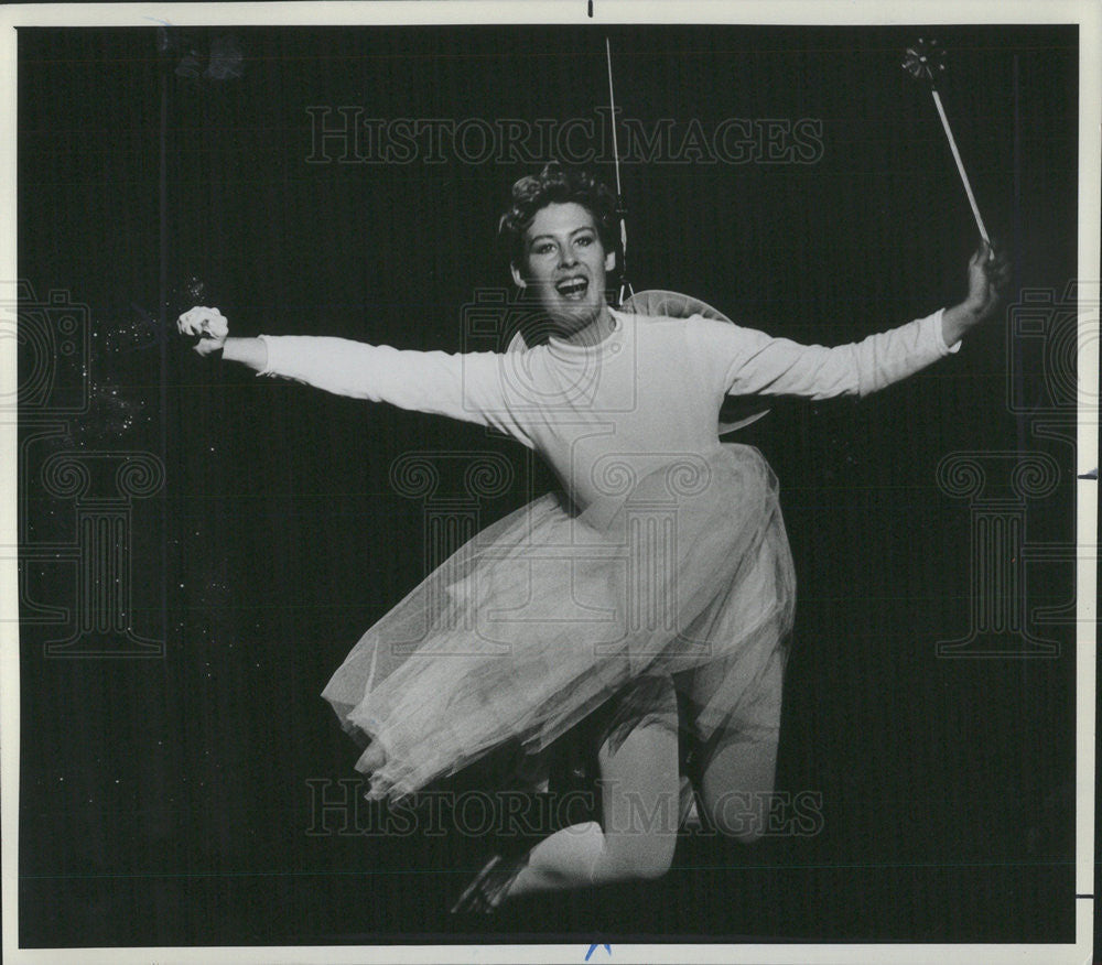 1985 Press Photo Kathy Byrne Janes Daughter  Flies Through Air With Great Ease - Historic Images