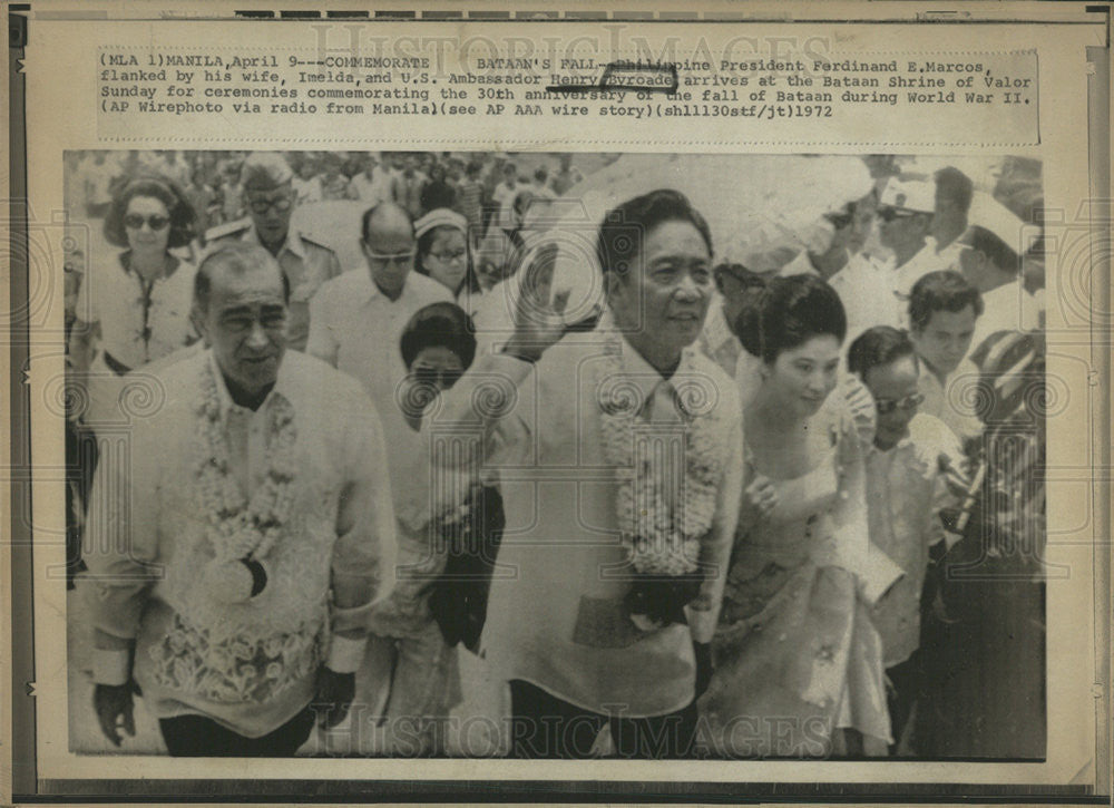 1972 Press Photo Ferdinand Marcos Flank by Wife Imelda And Byroade Arrive Shrine - Historic Images