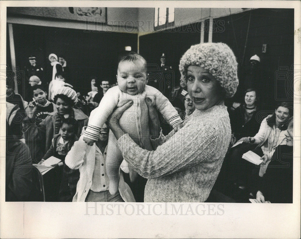 1980 Press Photo Jane M. Byrne holds up little baby - Historic Images