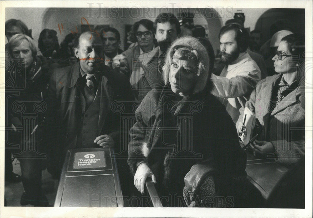 1980 Press Photo Byrne Tours New Granville Station With CTA Chairman Barnes - Historic Images