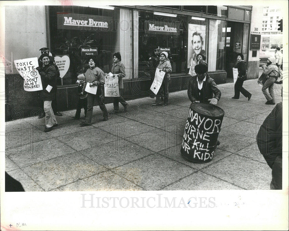 1983 Press Photo Protester Were Angered By Byrnes Refusal To Attend Meeting - Historic Images