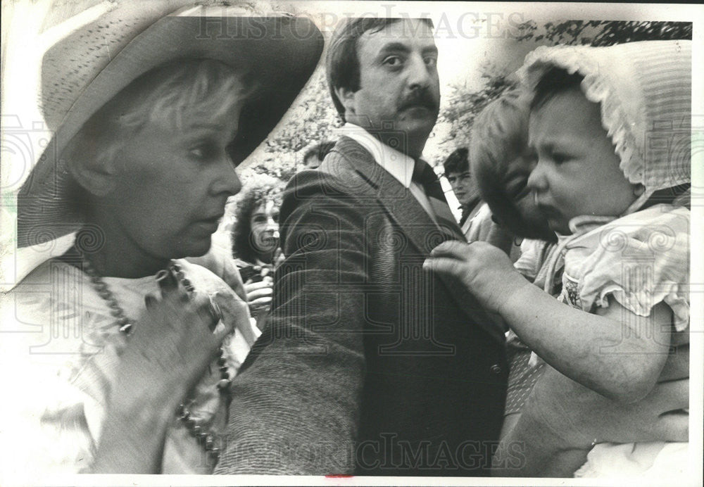 1980 Press Photo One Of Guards Of Byrne Keep Mayor From Being Kiss Baby At Plaza - Historic Images