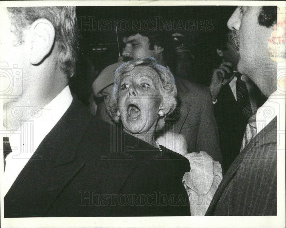 1982 Press Photo Jane Margaret Byrne Chicago Mayor crush Donnelley Hall crowd - Historic Images