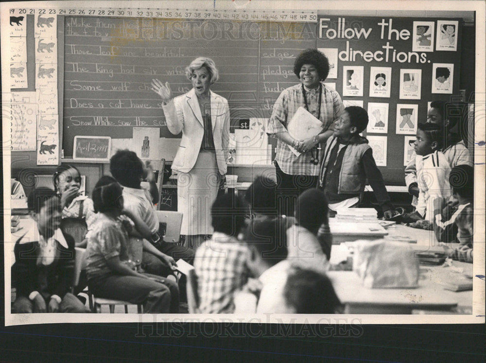 1981 Press Photo Jane Margaret Byrne Chicago Mayor tells Byrd School student - Historic Images