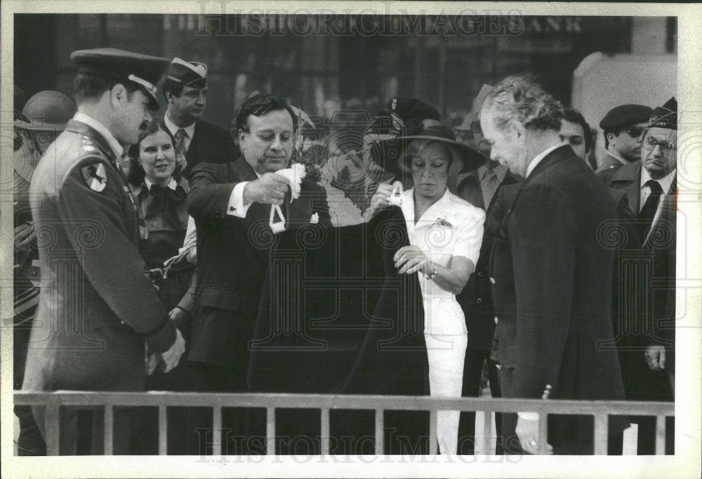 1981 Press Photo Jane Byrne Chicago Mayor Army Major Harold Fritz Korean Veteran - Historic Images