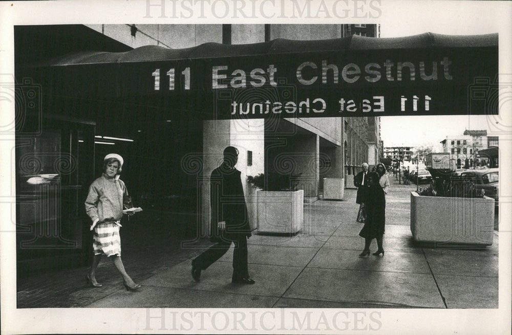 1981 Press Photo Jane Margaret Byrne Chicago Mayor leaves Chestnut residence - Historic Images