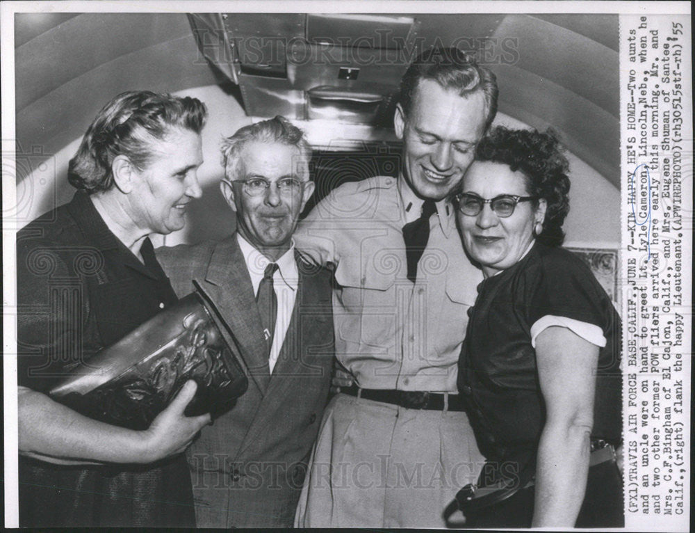 1955 Press Photo Lt Lyle Cameron POW Fliers - Historic Images