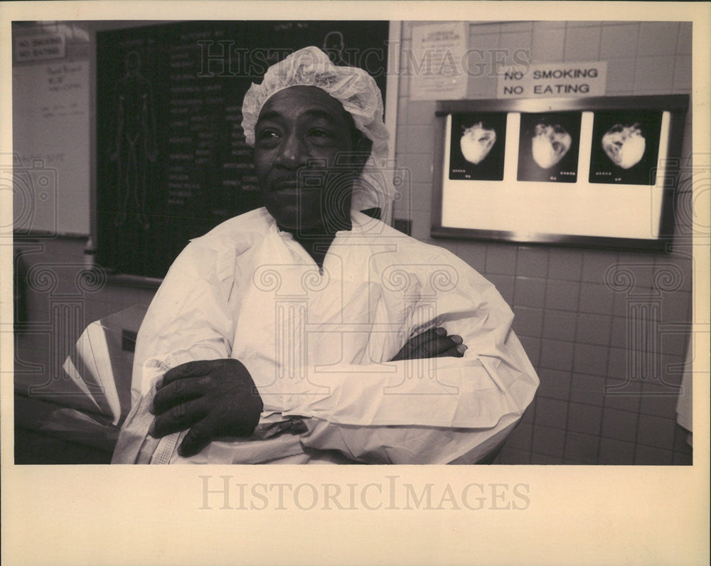 1994 Press Photo Larry Cameron Is Supervisor Of Morgue At University Of Chicago - Historic Images