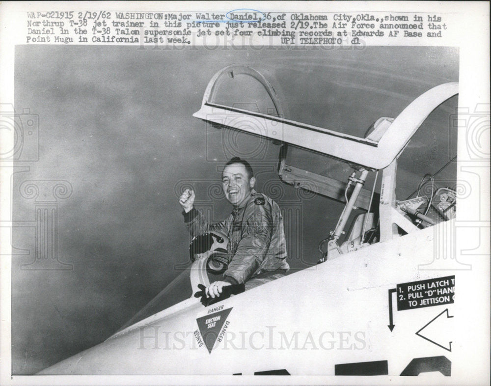 1962 Press Photo Walter Daniel American Jet Aircraft Trainer Chicago Illinois - Historic Images