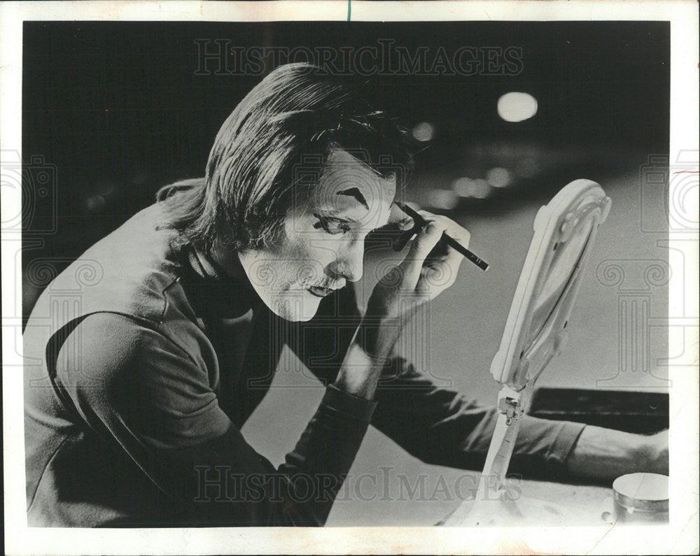 1975 Press Photo T Daniel American Demonstrator Isolation Technique Daily News - Historic Images