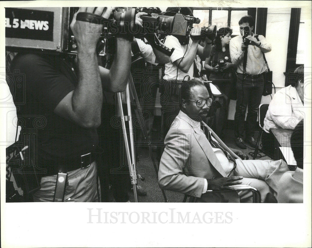 1984 Press Photo Manford Byrd Educator TV Guy George Munuz - Historic Images