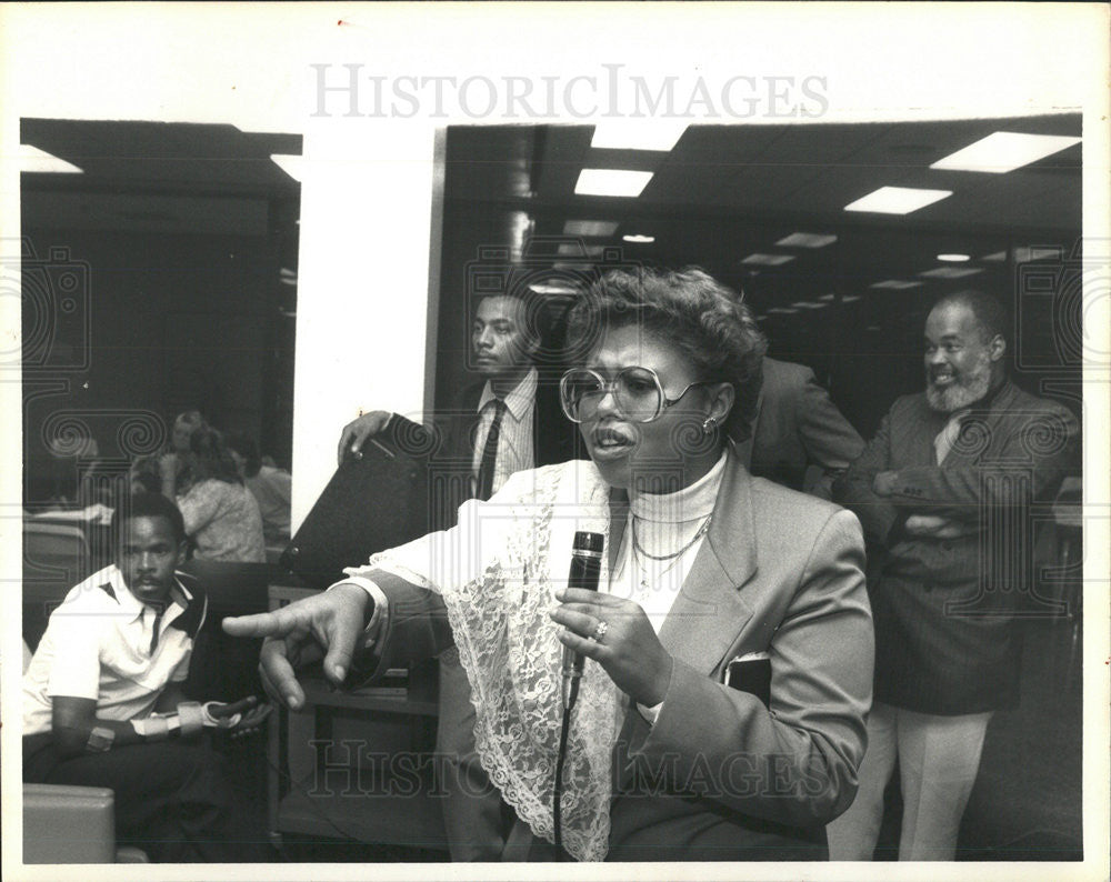 1987 Press Photo Sheneather Y Butler American City Crematorium Worker Chicago - Historic Images