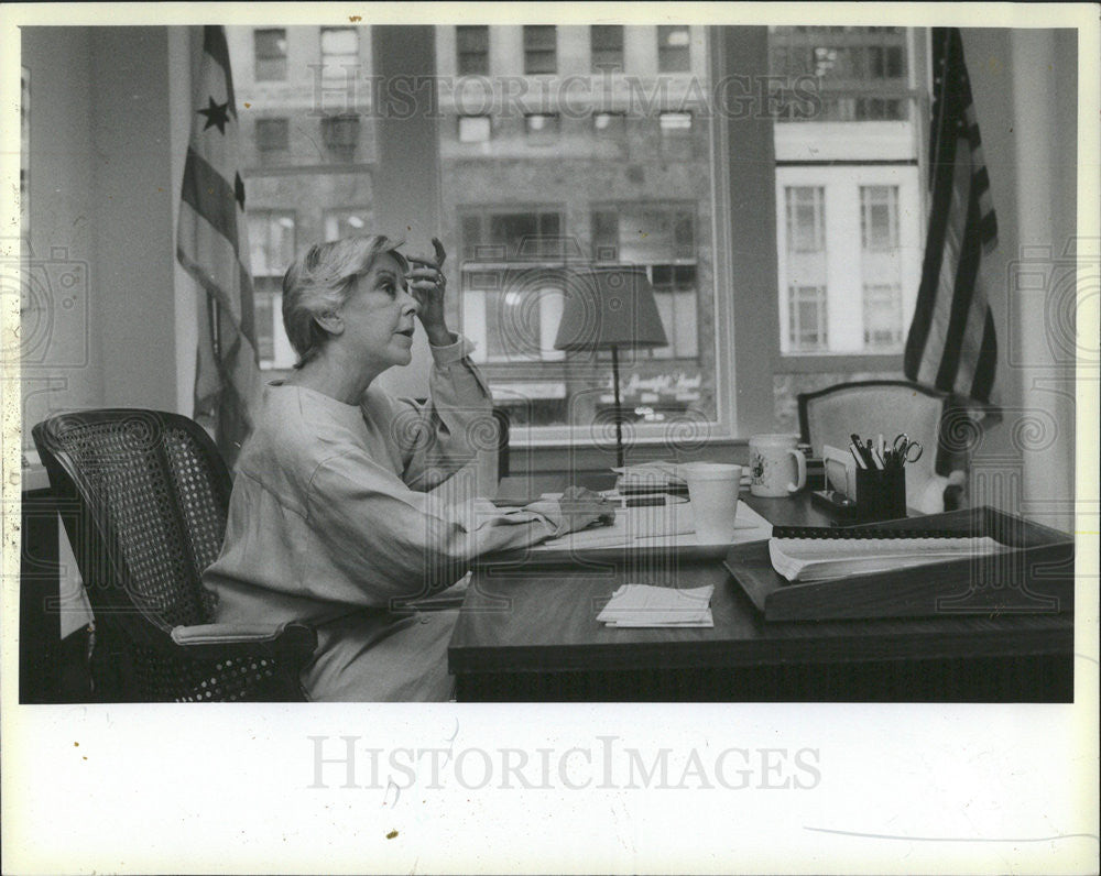 1986 Press Photo Shots Of Jane Byrne In Political Office Headquarters - Historic Images