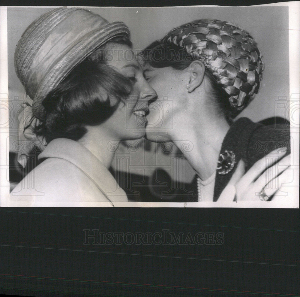 1963 Press Photo Sweden&#39;s Princess greet Margaretha at London Airport - Historic Images