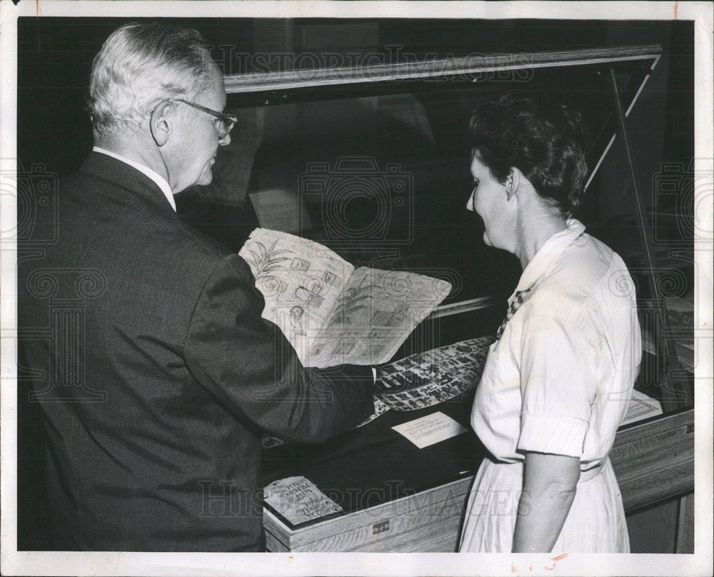 1959 Press Photo Stanley Pargellis Newberry Library Librarian Examine Rare Book - Historic Images