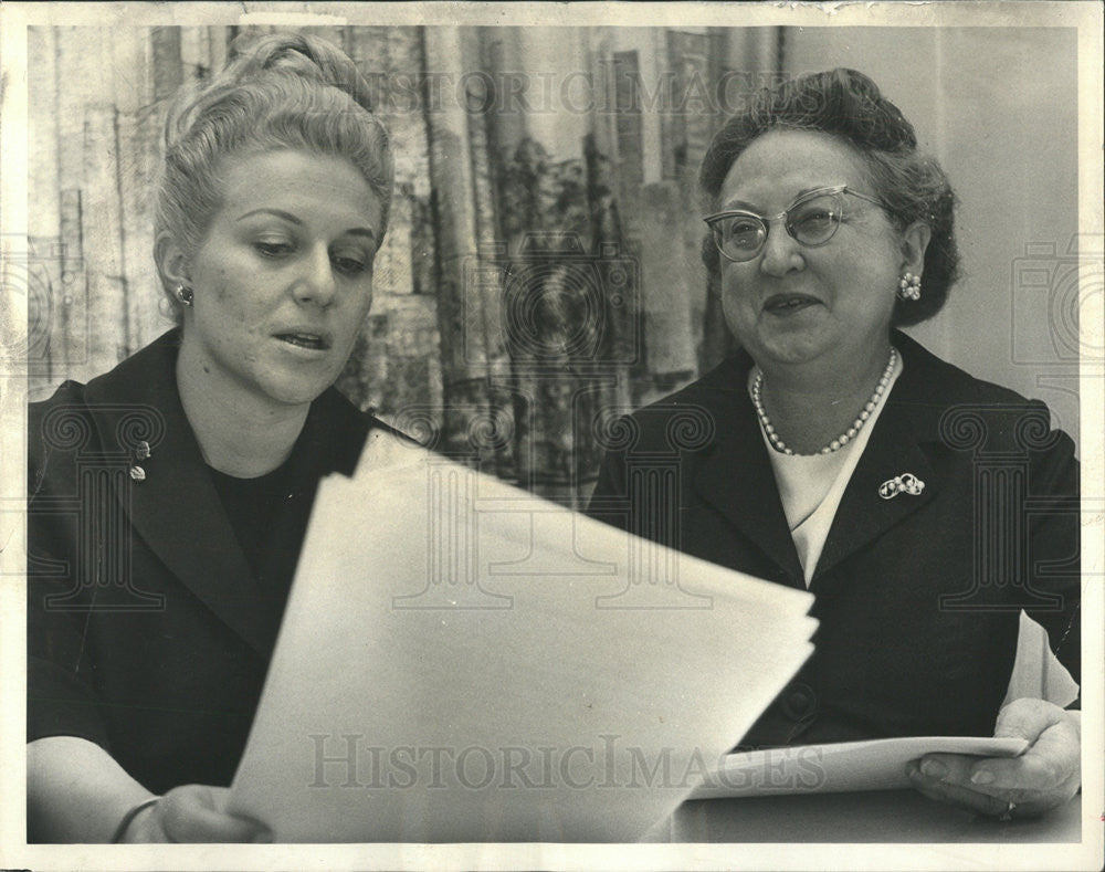 1965 Press Photo MRS. VIRGINIA L. PARIS PRESIDENT CHICAGO EDUCATION ASSOCIATION - Historic Images