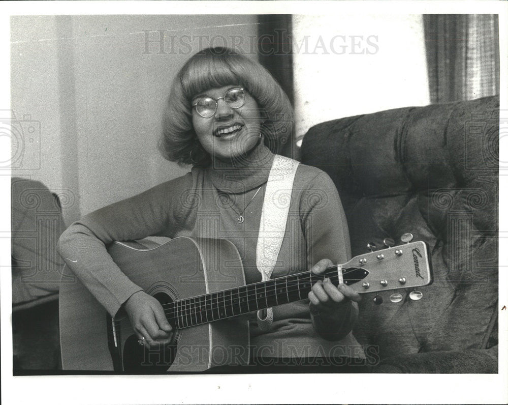 1979 Press Photo Blind Diana Tara Plays Guitar - Historic Images