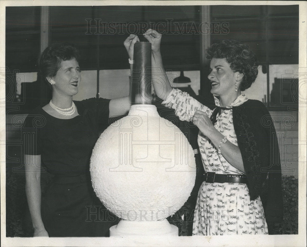 1958 Press Photo Oversized Simulated Snowball Candleholder Lighthouse Blind - Historic Images