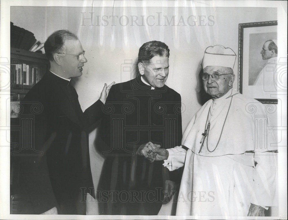 1949 Press Photo Bishops Grellinger &amp; Bona congratulate Abbot Pennings - Historic Images