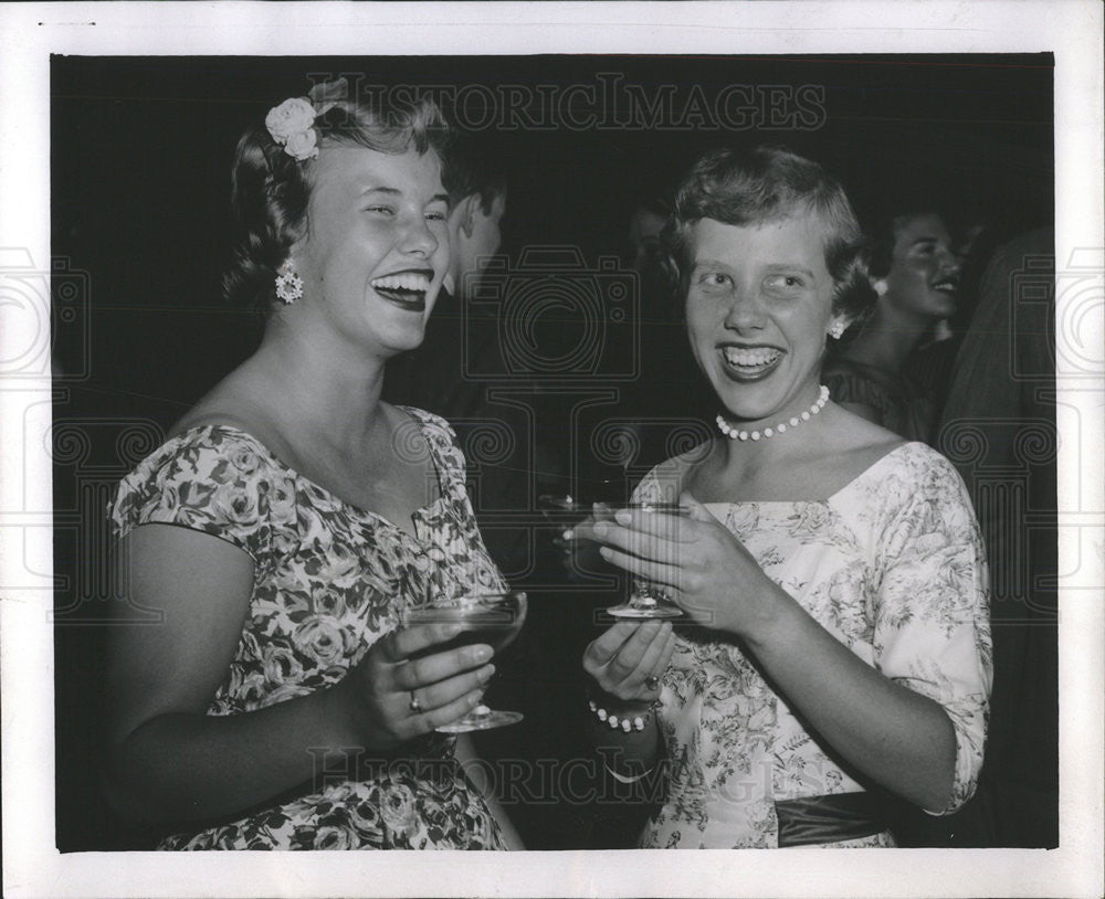 1955 Press Photo Nancy Kelen Doughty Enjoy Drink Poses for Photo - Historic Images