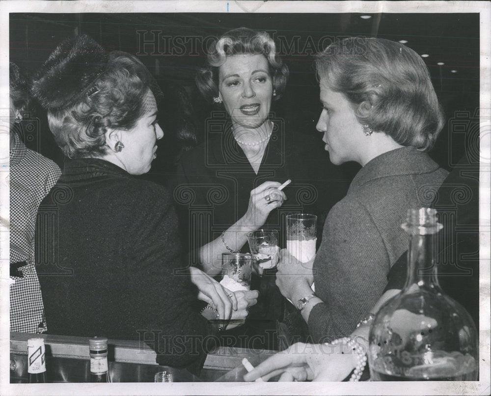 1963 Press Photo Mrs John J Markham - Historic Images