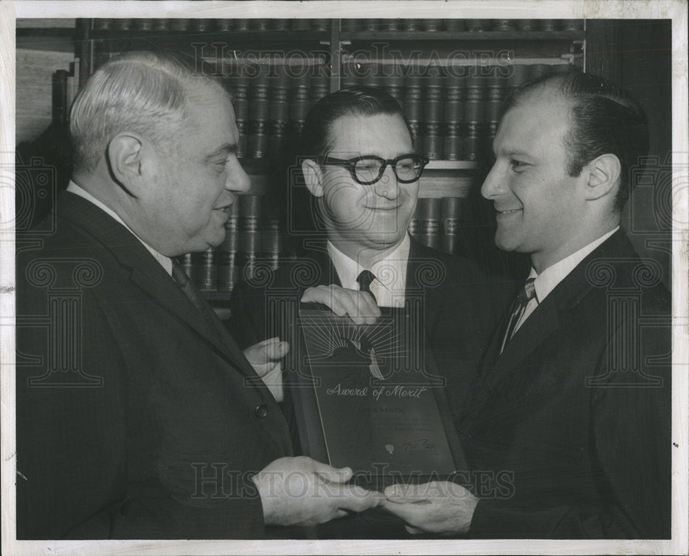 1962 Press Photo Erwin Ravich &quot;Chicagoan of the Year&quot; with Philip Mitchel Vice - Historic Images