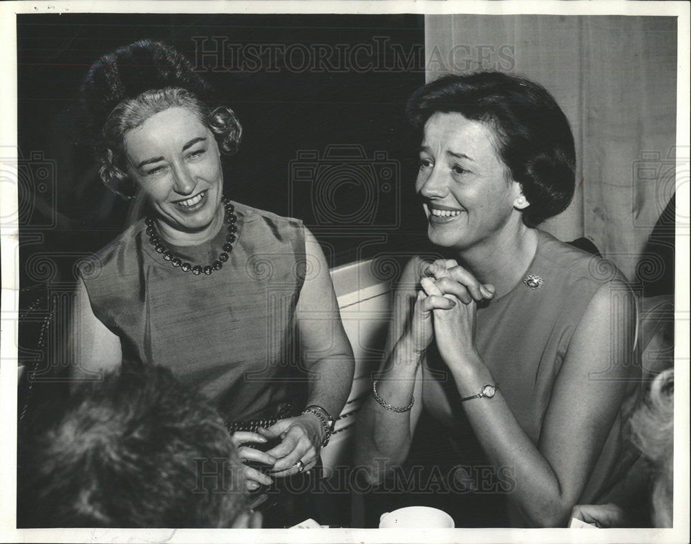 1964 Press Photo Mrs. Benjamin Rawlings and Mrs. John Olwin (Society) - Historic Images