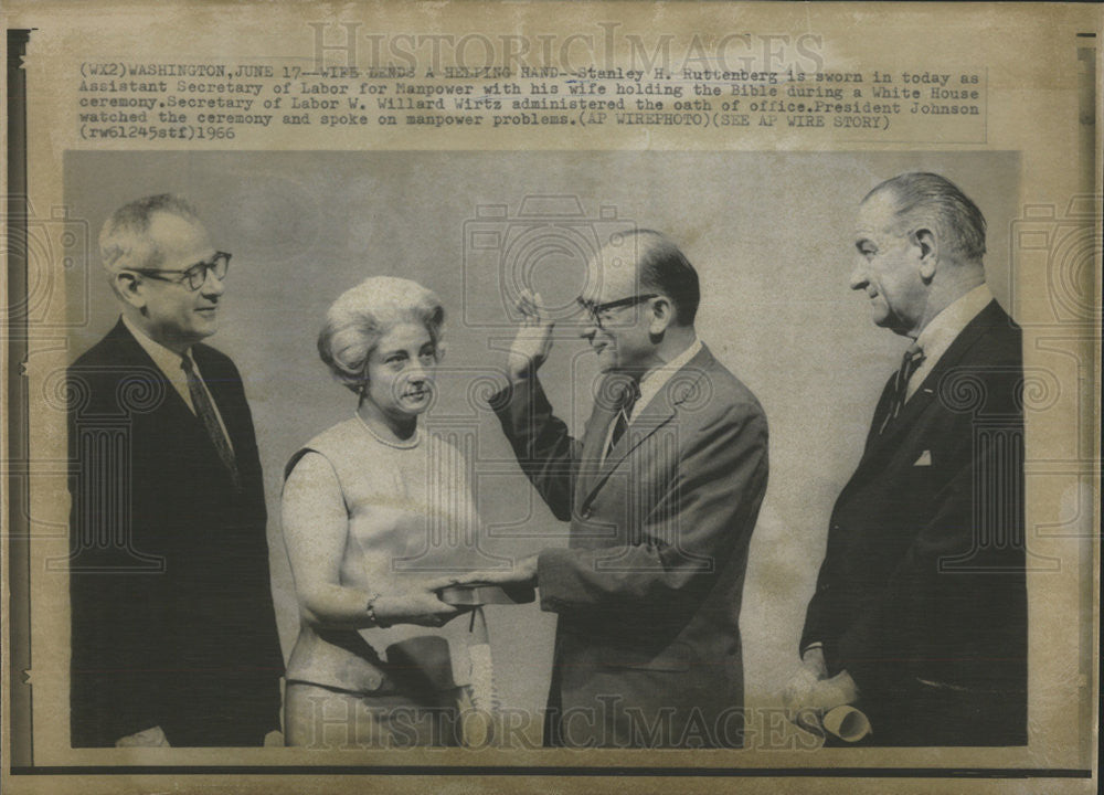1966 Press Photo Stanley Ruttenberg &amp; wife with  W.Willard &amp; Pres. Johnson - Historic Images