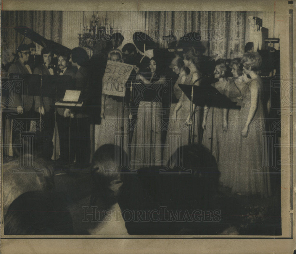 1972 Press Photo Carol Feraci Ray Conniff Singers Sign Stop Killing White House - Historic Images