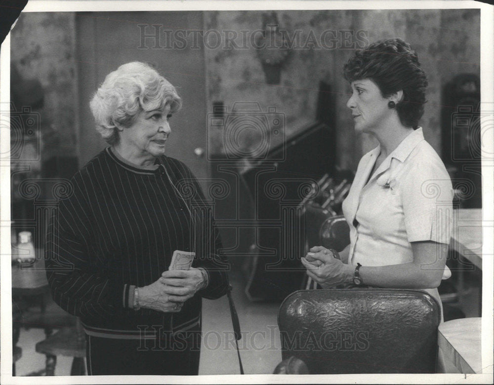 Press Photo Linda Lavin Martha Raye Film Television Actresses Scene - Historic Images