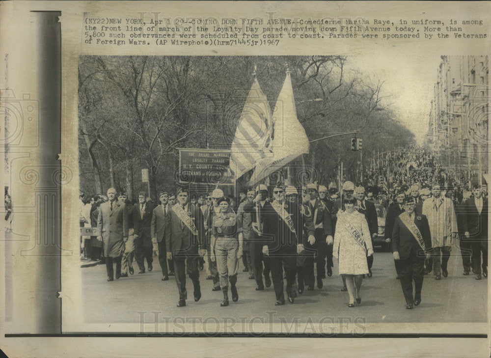 1967 Press Photo Martha Raye leads a parade - Historic Images