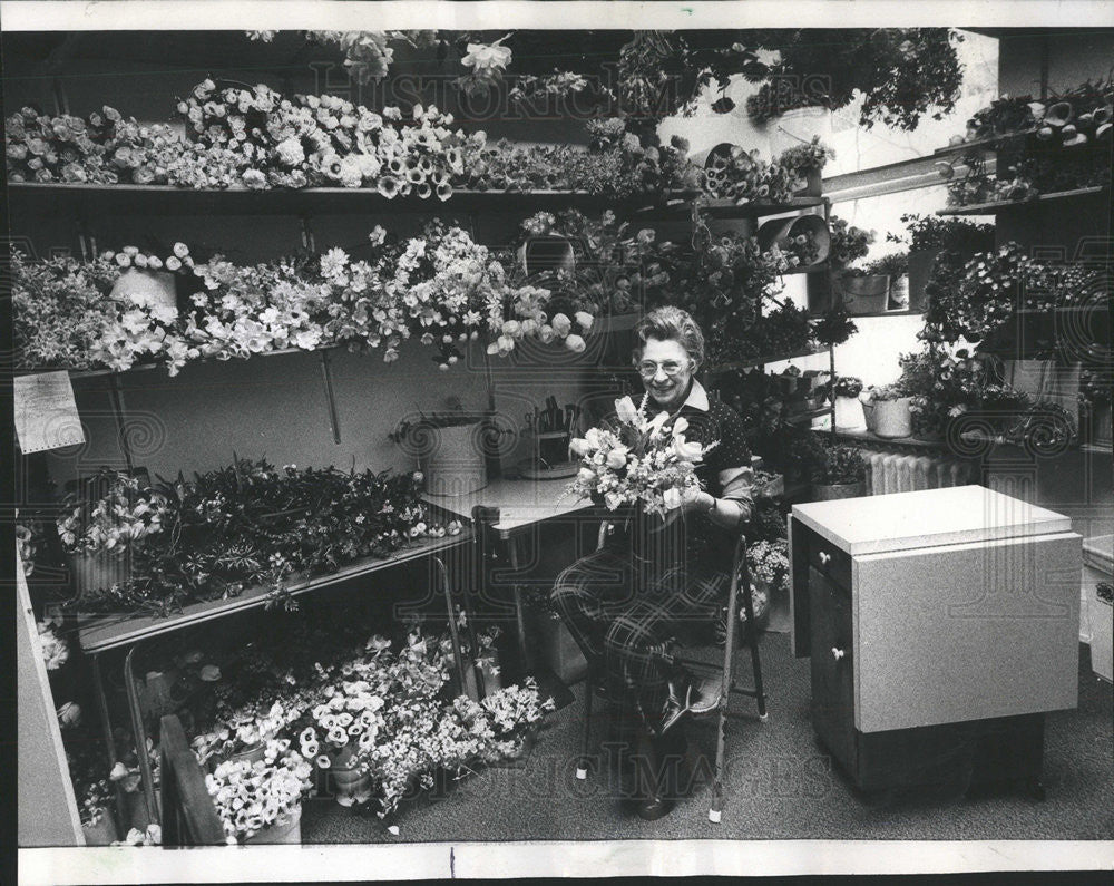 1976 Press Photo Gold Coast Antiques Store Owner Raymond With Flowers - Historic Images