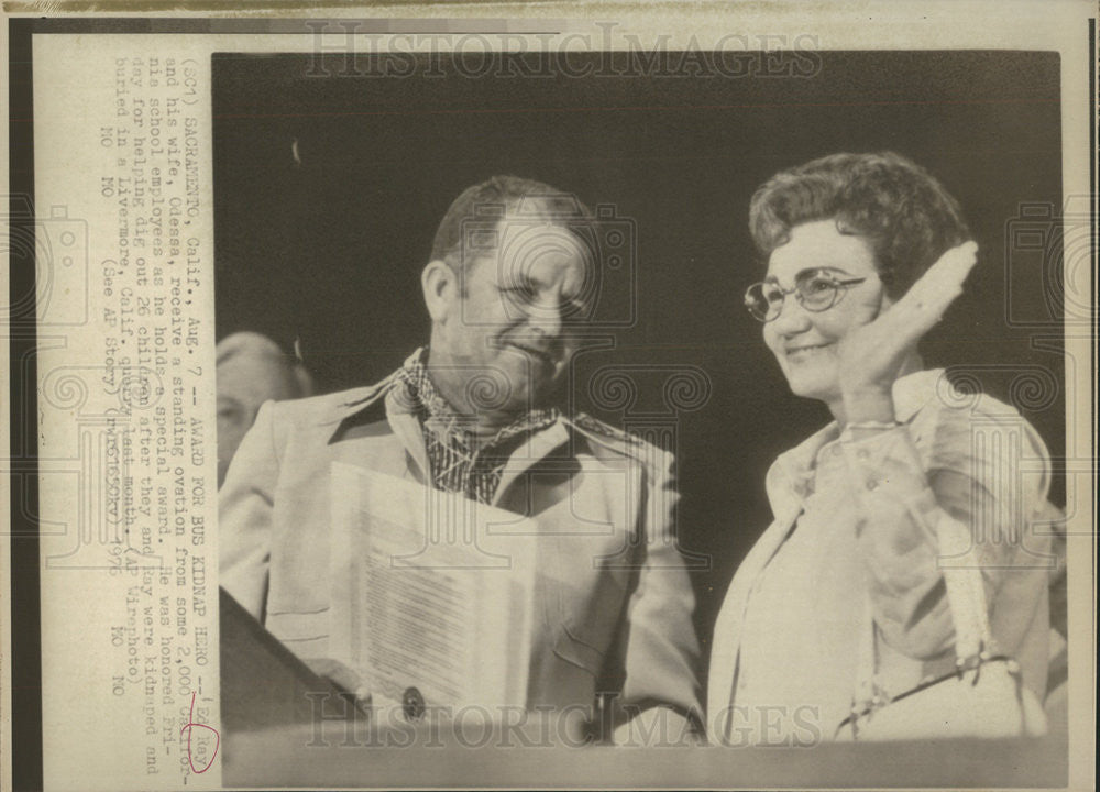 1976 Press Photo Ed Hay And His Wife Get Award Being For Bus Kidnap Hero - Historic Images