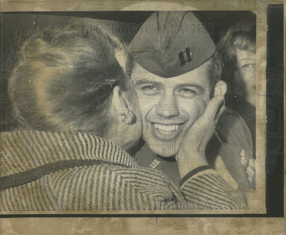 1973 Press Photo Air Force Captain Ray Getting Cheek Kiss Return Home - Historic Images