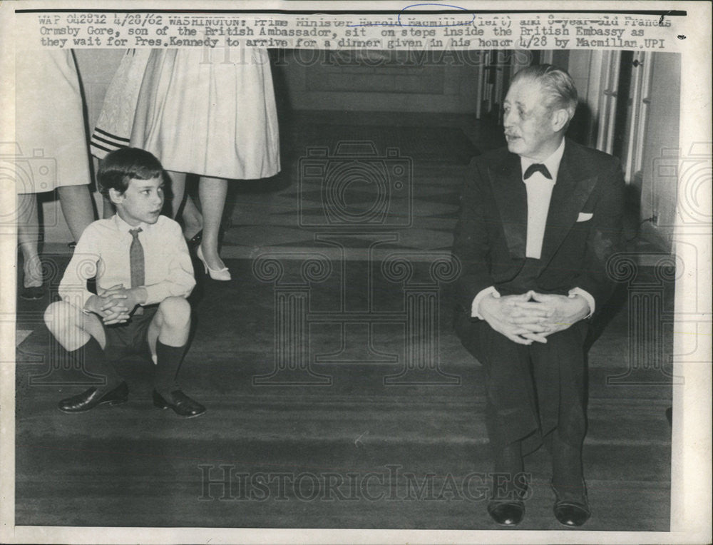 1962 Press Photo Prime Minister Macmillan Sitting On Steps British Embassy - Historic Images