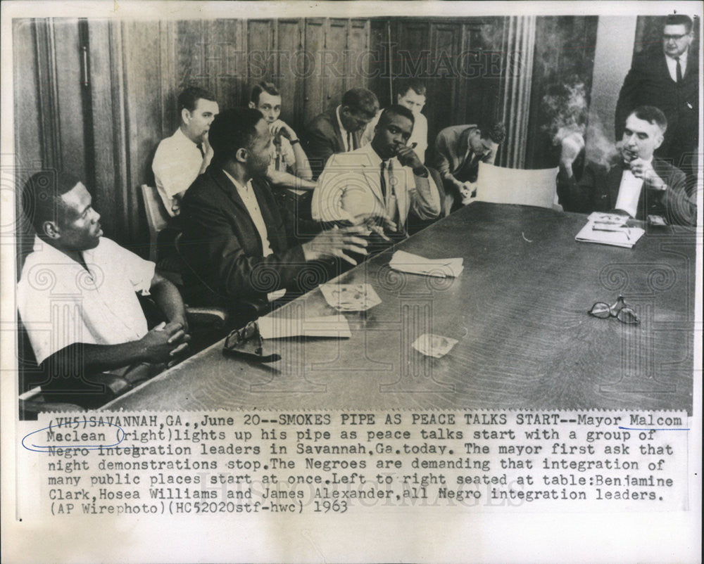 1963 Press Photo Mayor Malcom Maclean lights pipe as peace talks begin - Historic Images