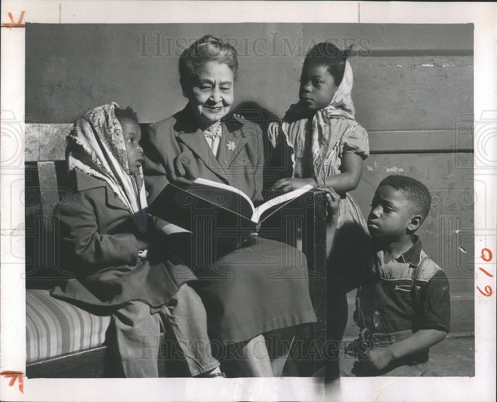 1954 Press Photo Grace Community Center Board Chairman Mackey With Children - Historic Images