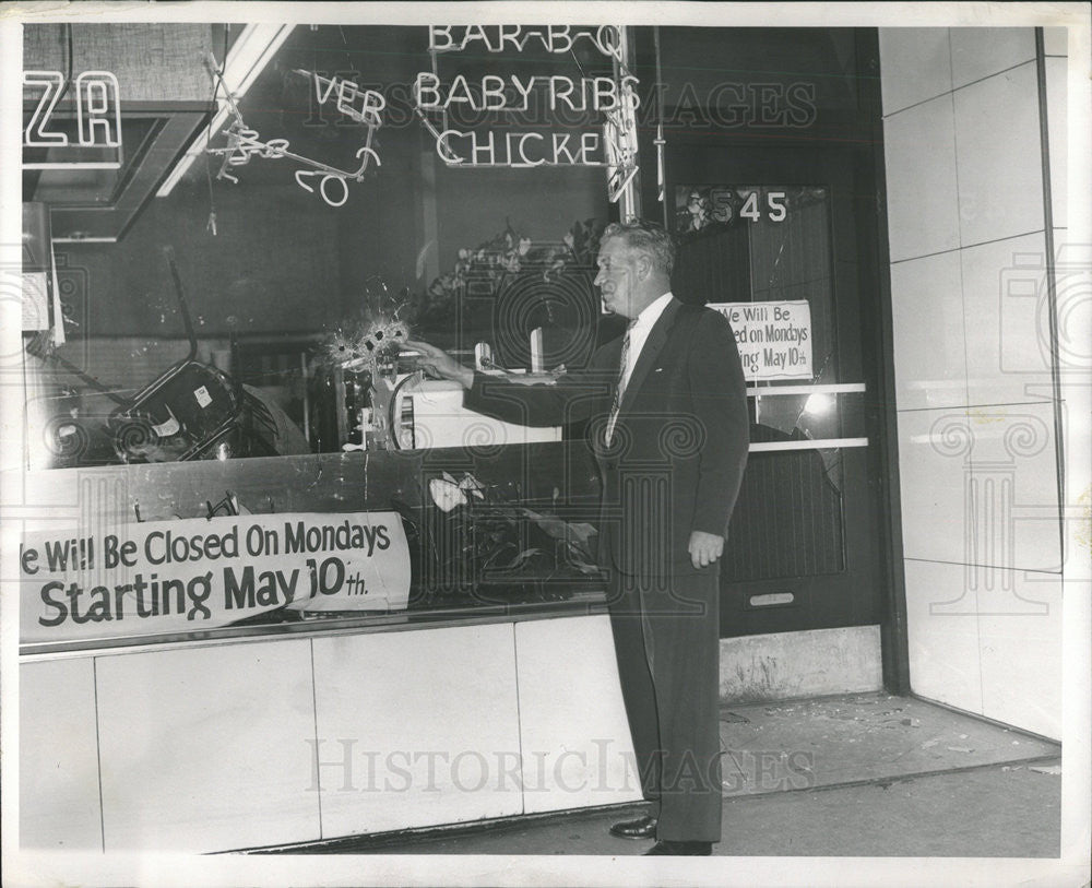 1954 Press Photo Det Thomas Murphy points to bullet holes - Historic Images