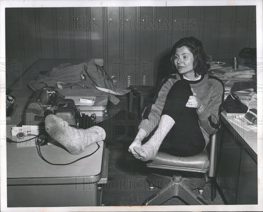 1963 Press Photo Daily News Patricia Murphy Office Reporter - Historic Images