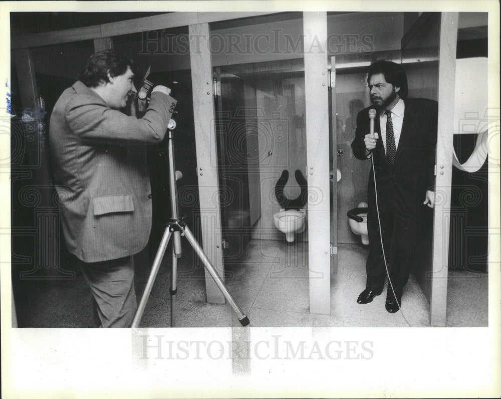 1986 Press Photo Disc Jockey Robert Murphy Photographer Joseph Schuett Bathroom - Historic Images