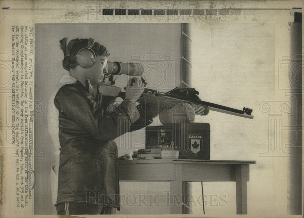 1970 Press Photo Margaret Murdock load her rifle - Historic Images