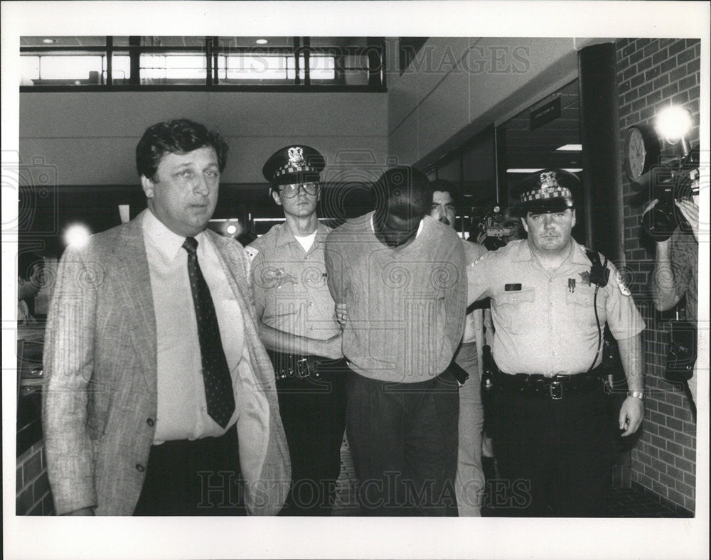 1989 Press Photo Police Officer Escort Warren Murdock Grand Central Area Station - Historic Images