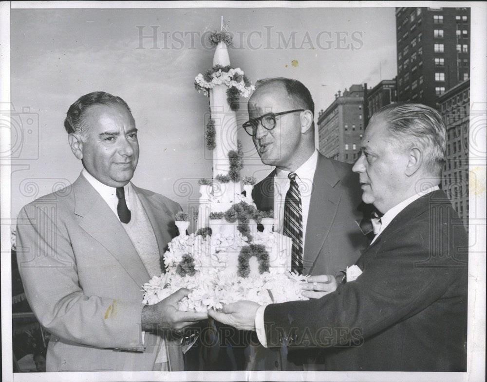 1954 Press Photo Lake Shore Building Sponsor Perlman Presented With Floral Tower - Historic Images