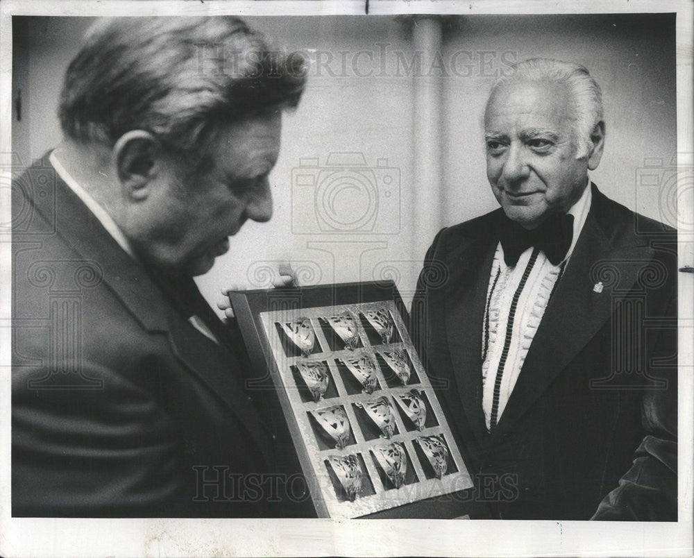 1975 Press Photo Mayor Of Jerusalem Teddy Kollek Presents Plaque - Historic Images