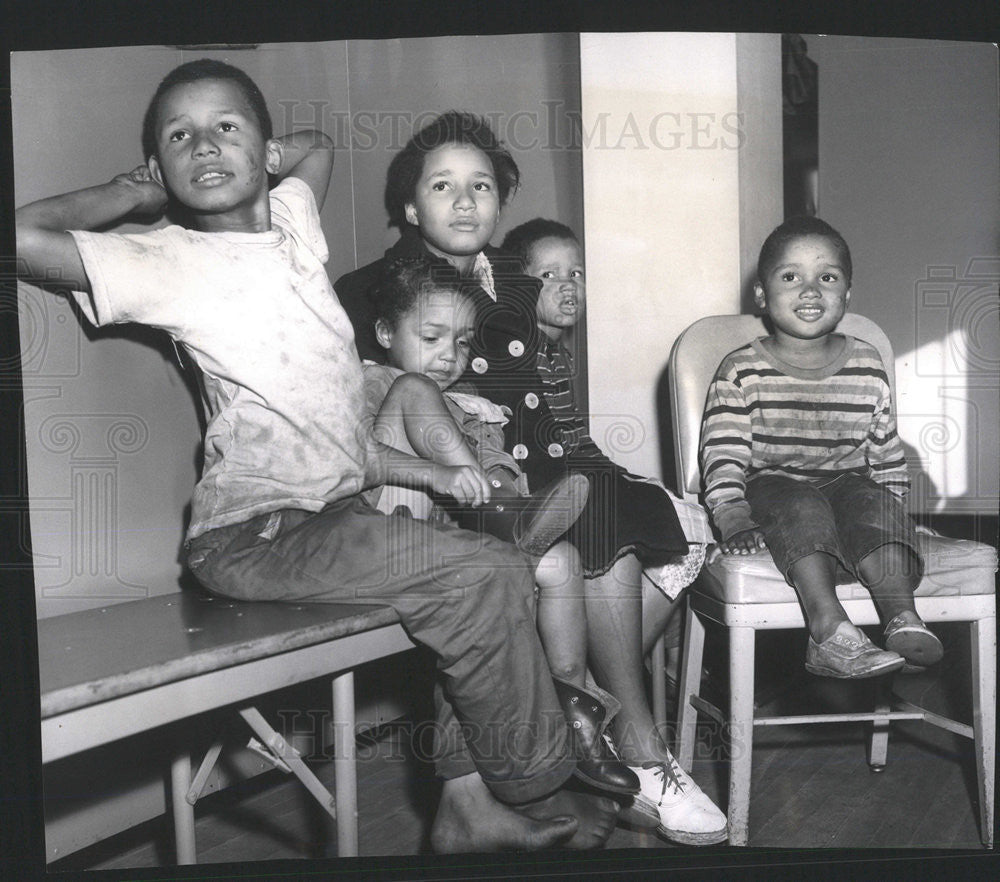 1961 Press Photo Abandoned Children Waiting Marquette Police Station Long Smith - Historic Images