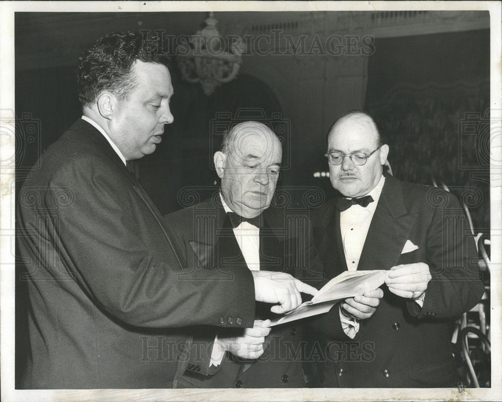 1952 Press Photo Illinois State Elks Association Officials Discussing Conclave - Historic Images