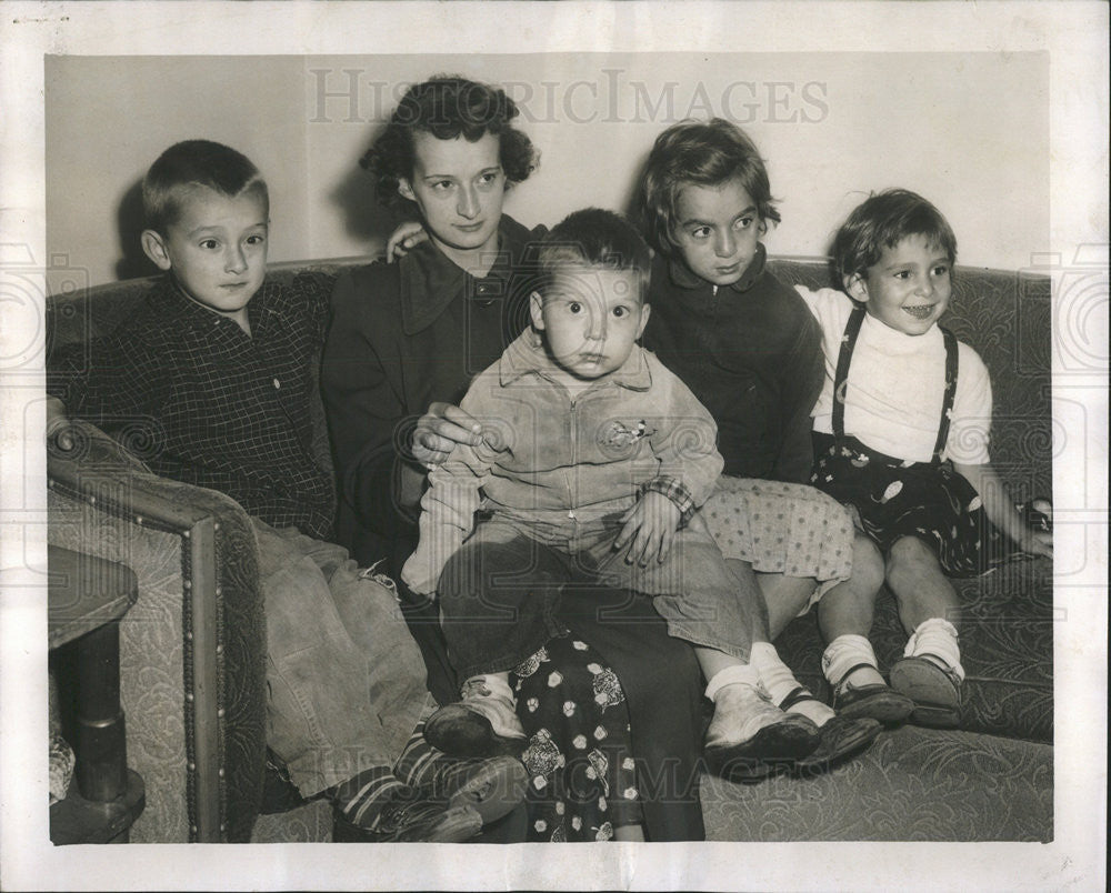 1956 Press Photo Paterimas Family Deserted By Bucher Mrs Joan Patermas - Historic Images